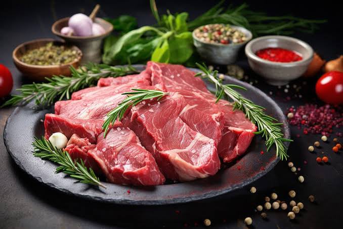 Türkiye, et enflasyonunda Avrupa birincisi oldu. AB'nin 27 ülkesinde et fiyatları yıllık bazda yüzde 3,3 arttı. Türkiye'de ise et fiyatları yıllık bazda yüzde 100,4 yükseldi.