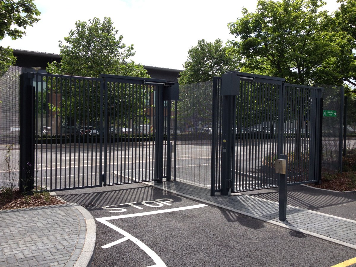 Our CSG 10604 trackless bi-folding gates securing a UK data centre!

#DataCentre #DataCenter #PerimeterSecurity #ThrowBack #ProtectingPeopleAndPlaces