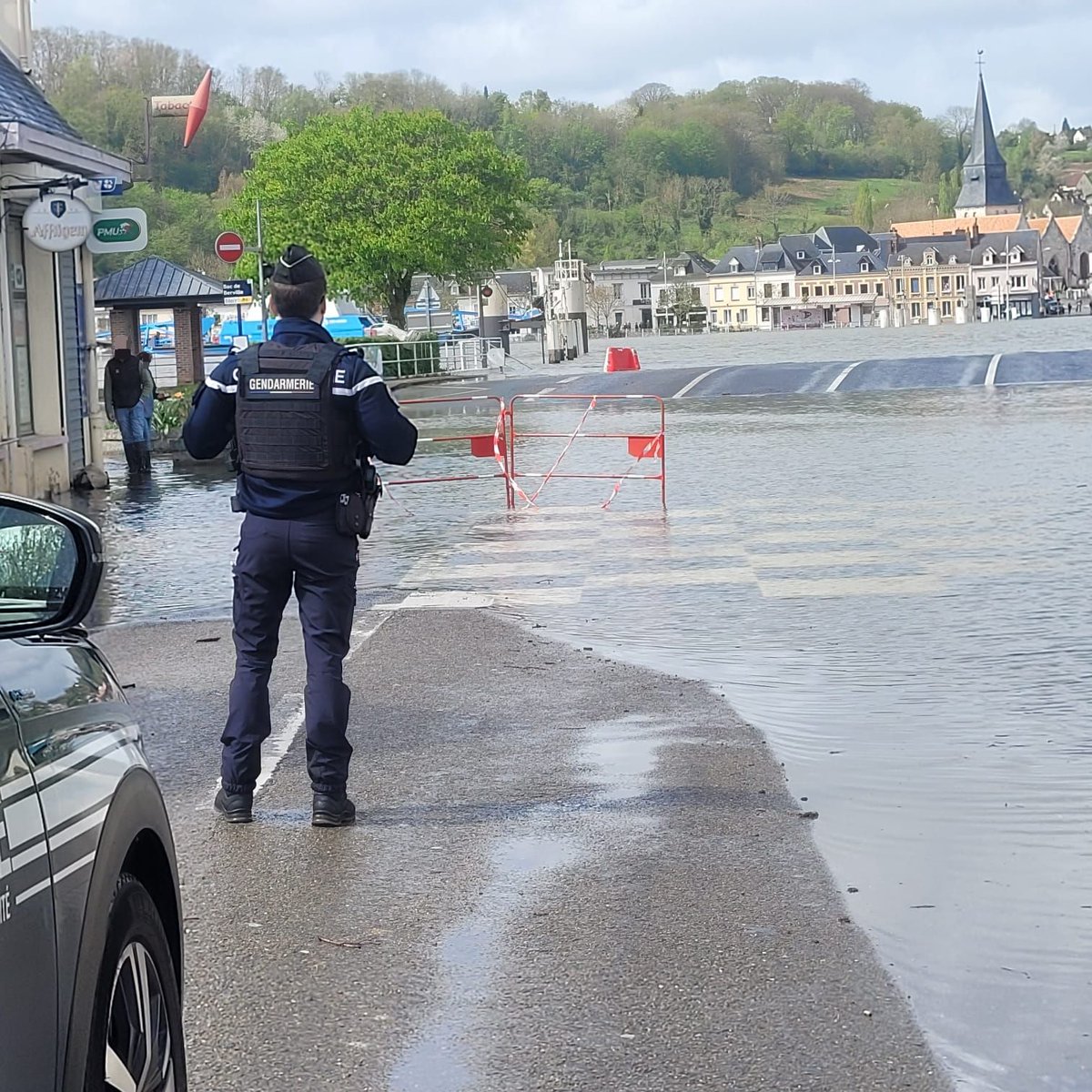 Les #gendarmesdeseinemaritime s'engagent au quotidien pour vous protéger, être à vos côtés.
Pendant cet épisode de crues, les militaires de la BTA de Duclair étaient présents pour s'enquérir de la viabilité des axes, anticiper la protection des personnes et des biens.
#AVosCôtés