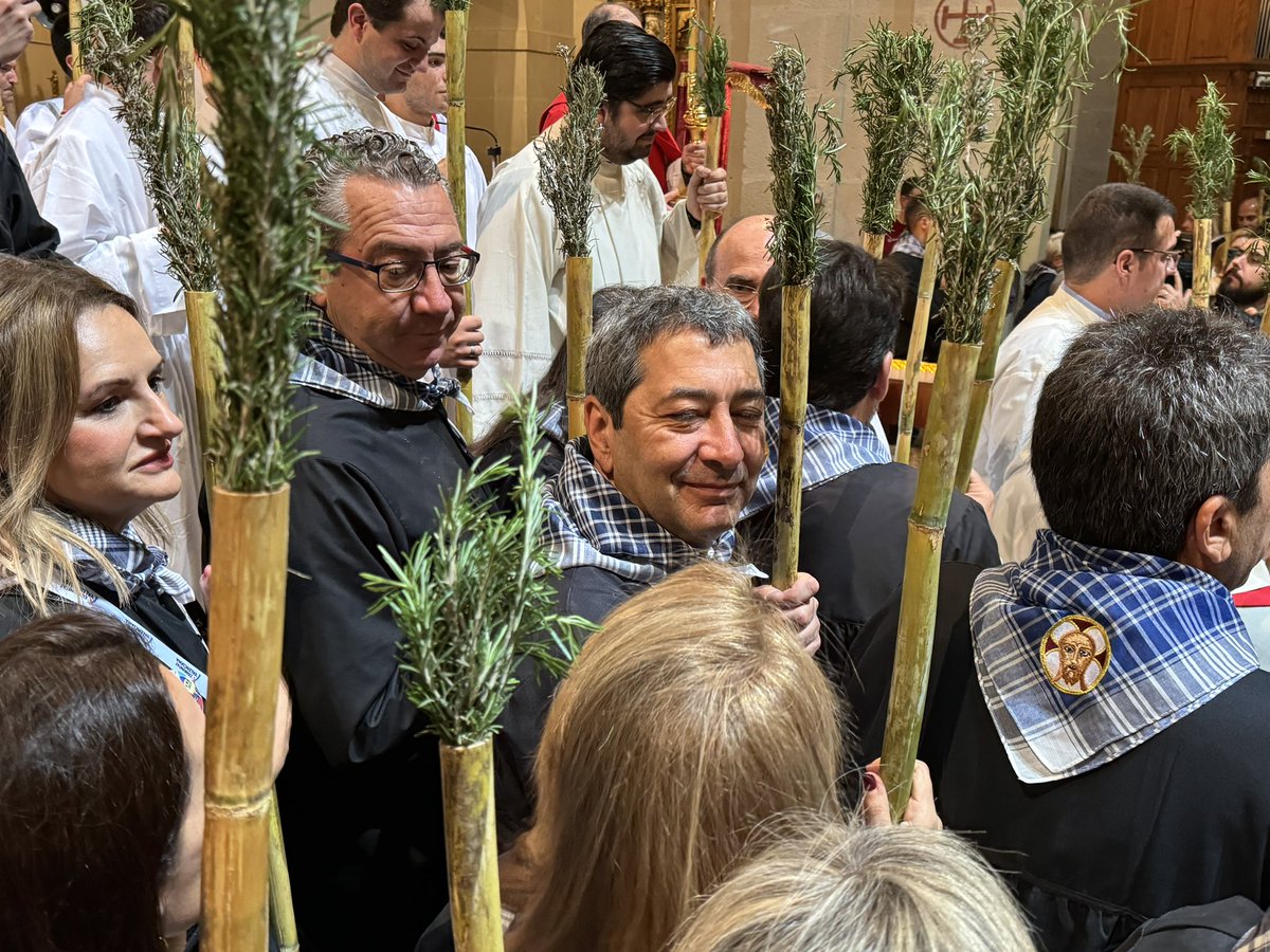 En la Romería de la Santa Faz, en Alicante. Una peregrinación que desde la @GVAculturesport vamos a iniciar la incoación para la declaración como BIC (Bien de Interés Cultural). Hemos de cuidar y proteger nuestras raíces así como nuestra riqueza cultural como región.