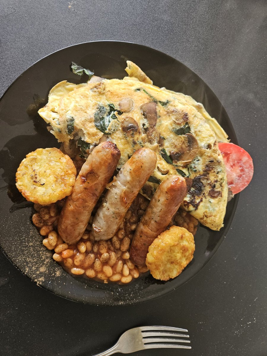A spinach, tomato and mushroom omelette with Lincolnshire sausages, mini hash browns and beans.mmmmmmmmmm