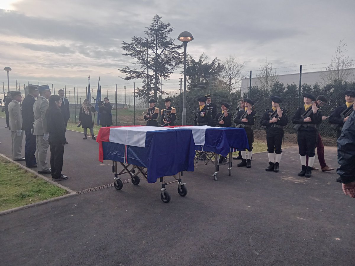 Accueil ce matin à Roissy des dépouilles de 6 soldats français morts il y a 80 ans en Indochine. Leurs noms sont encore inconnus mais les honneurs militaires leur ont été rendus. Un long processus d identification va débuter