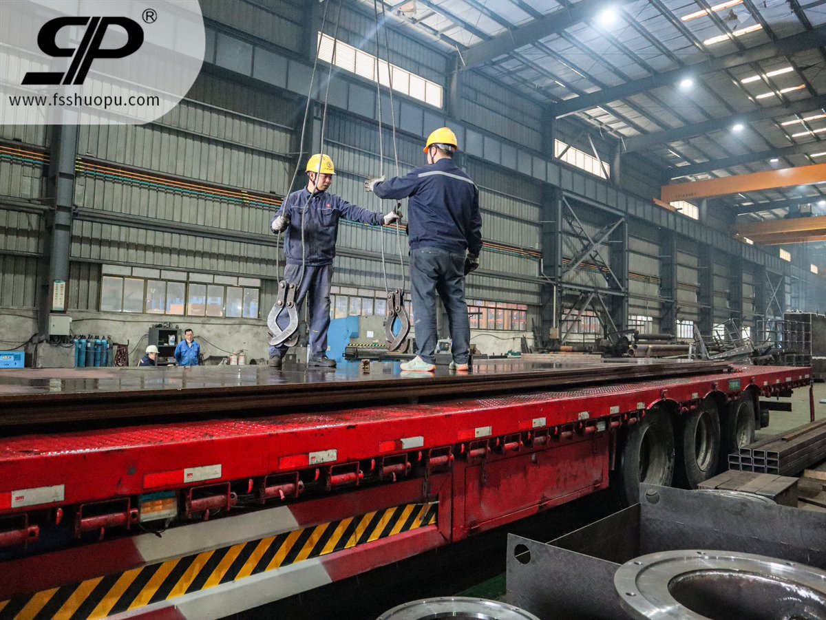 How busy! A batch of raw materials has entered the factory and is being unloaded. Great job,my team !
#productionline #workers #rawmaterials #metal #OEM #metalfabrication #busy #unloading #parts #metalparts