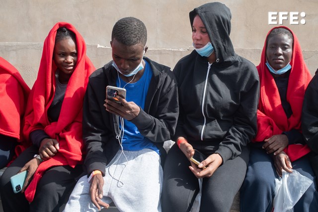 Para quien decide emigrar en condiciones precarias, cruzando el mar en patera, el móvil es todo un tesoro. Y no por su coste, sino porque aumenta sus posibilidades de sobrevivir y le mantiene en contacto con la familia.

✍️🏼María Rodríguez
📸 Carlos de Saá
efe.com/canarias/2024-…