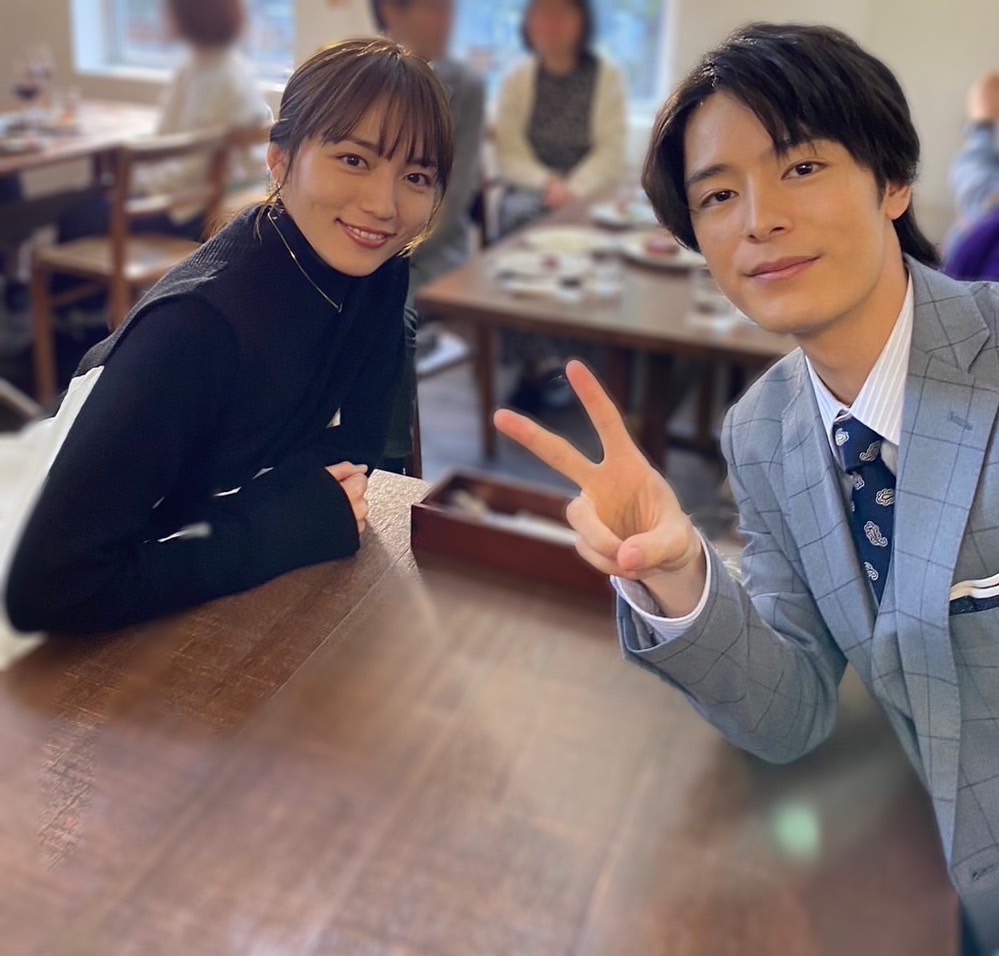 撮影現場で📸
七苗( #川口春奈 )と小森( #塩野瑛久 )を激写💡

第1話のとあるシーン…🫣💭？
元恋人同士の２人に注目です👀💕

#インスタでは別カットも🫶🏻 
#ナインボーダー 
#4月19日放送𝖲𝖳𝖠𝖱𝖳 
#tbs #金曜ドラマ