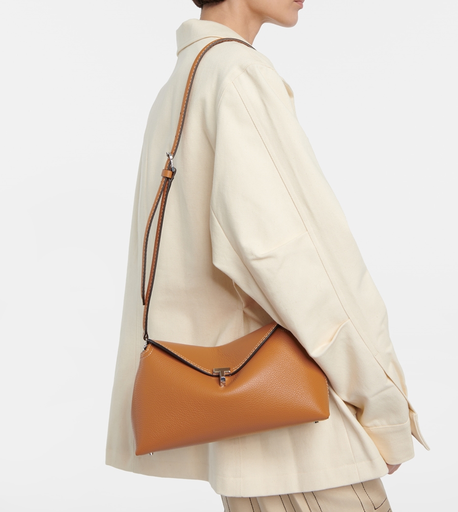 Toteme 2024 #토템티락 스몰 클러치 탠 (크로스 포함) (출처 : 스마트스토어 > 원더걸 구매대행 | 네이버 스마트스토어) naver.me/GxNriJie