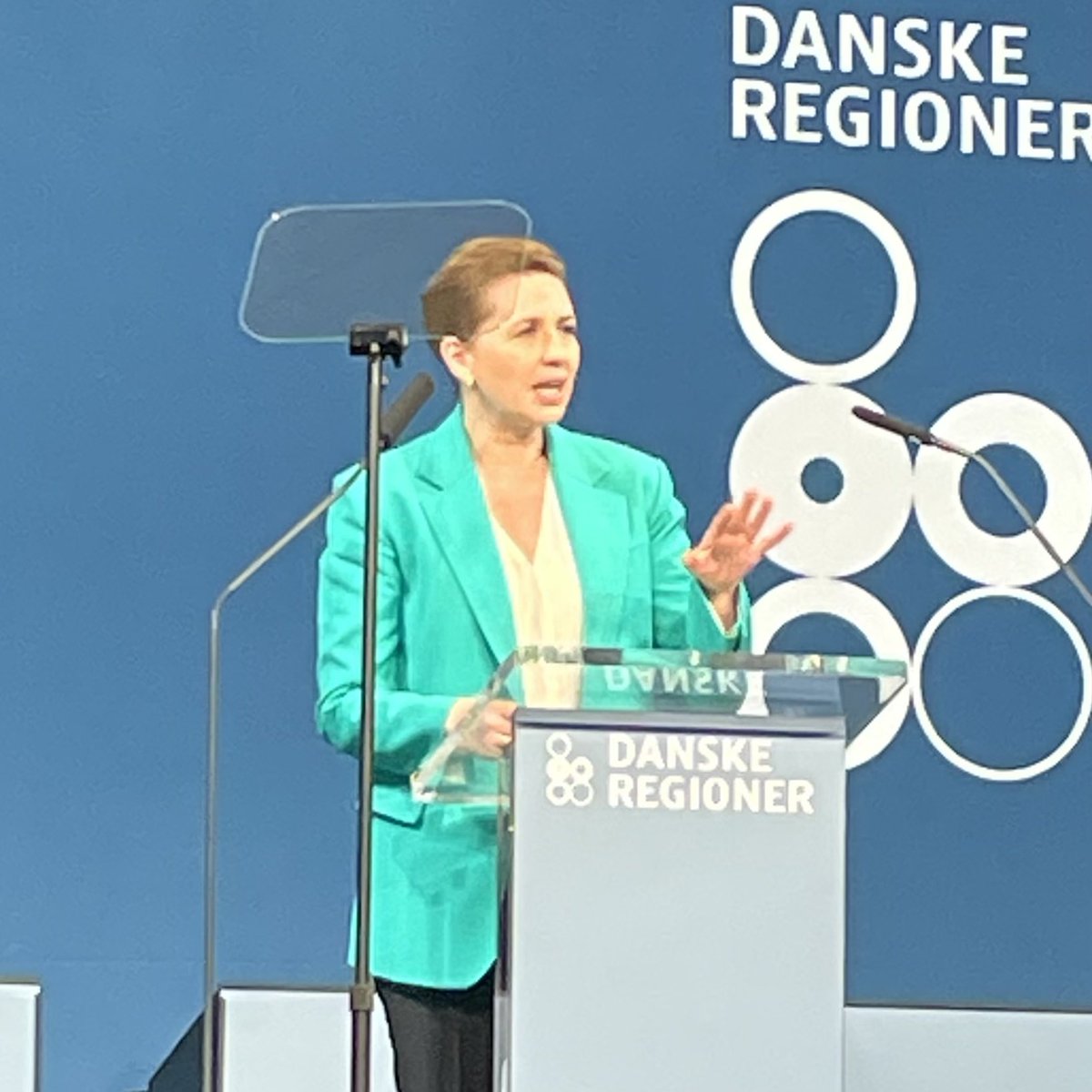 Statsministeren med klar besked til os voksne. Vi pakker vores børn og skåner dem for farer i den fysiske verden, men vi lader dem færdes ubeskyttet på internettet og ser ting, som ingen børn og unge bør udsættes for. Det er tid til #børnenesinternetklub #regioner24 #sundpol