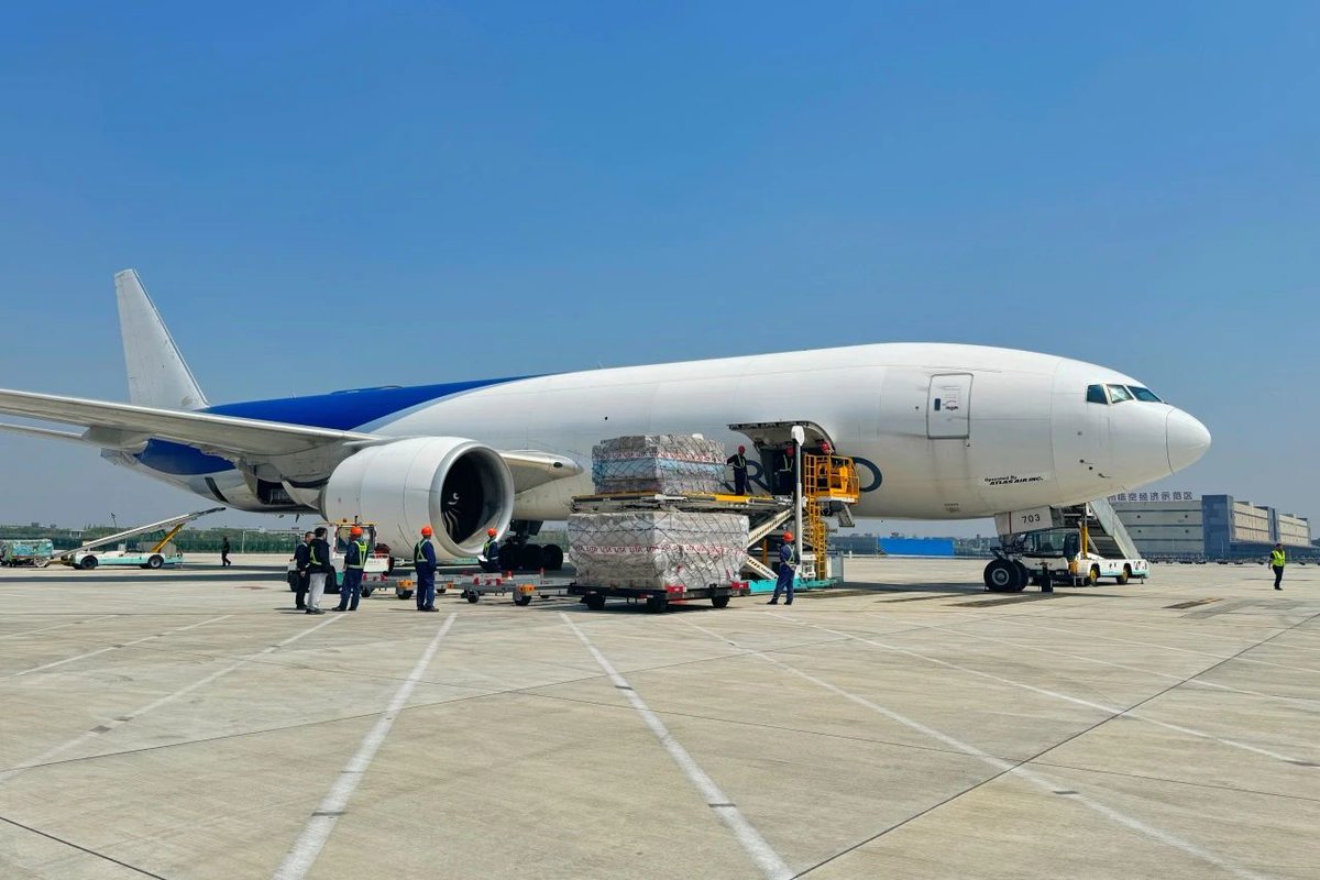 The first flight of #Zhejiang province's new cargo air service from #Hangzhou to Miami has departed, opening the door to smoother cross-border e-commerce. An Atlas Air freighter, carrying 104 tons of goods, marks the start of this connection. 🌐🛫 #Xiaoshan