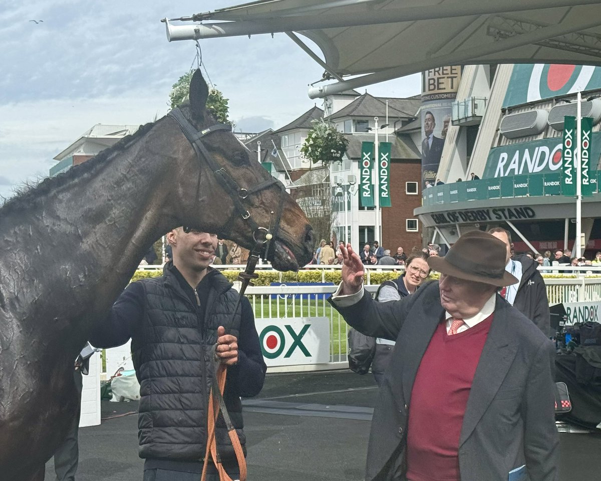 A lovely moment between Nicky Henderson and the wonderful Shishkin after his fourth-placed finish in the Aintree Bowl. ❤️ @sevenbarrows