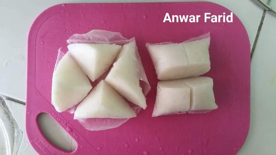 AjarMalaysia's tweet photo. NASI IMPIT: Potong Serong atau Potong Tegak?

Jawapan : potong serong menghasilkan luas permukaan yang lebih besar. Jadi bila cicah rendang lagi banyak rendang per unit ketupat.

Kredit: Anwar Farid https://t.co/QIuBE4jy3t
