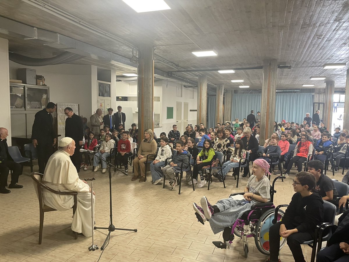 #PapaFrancesco oggi pomeriggio nella Parrocchia di San Giovanni Maria Vianney a Borghesiana, per incontrare i circa 200 bambini del catechismo per il primo appuntamento della “Scuola di preghiera” che prende avvio in questo Anno della Preghiera in preparazione al Giubileo 2025