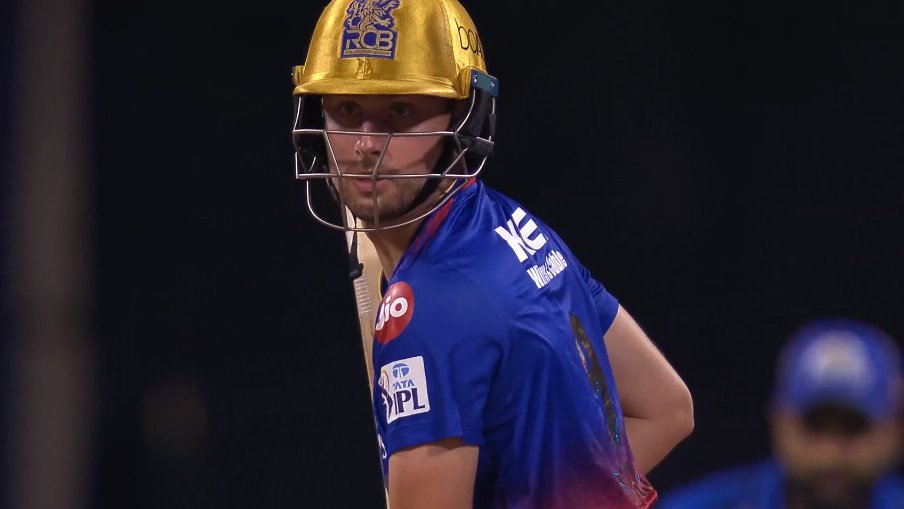 Will Jacks dismissed for 8 in 6 balls. #MIvsRCB #IPL24