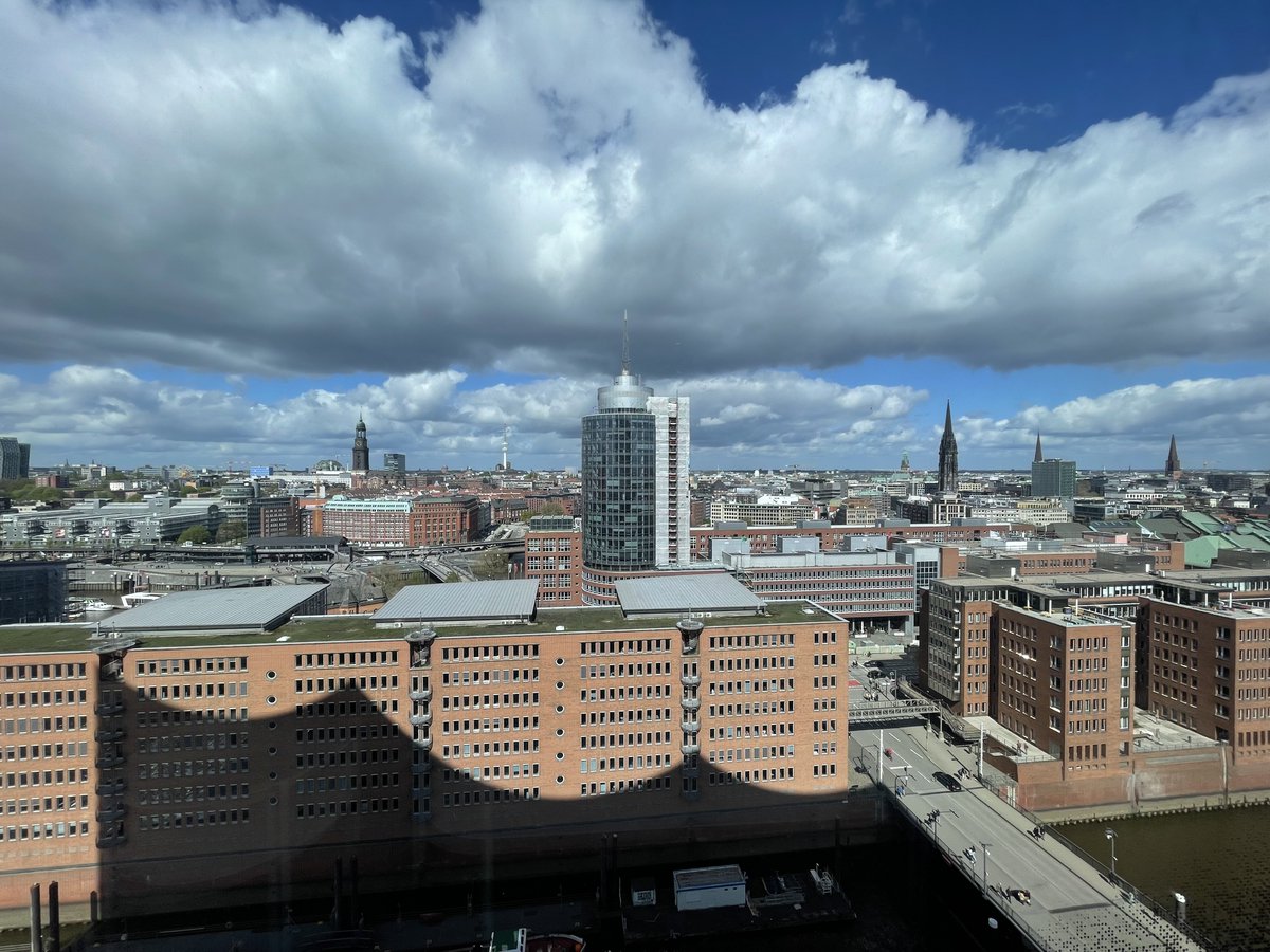 私たちベルリン放送合唱団はハンブルクに演奏旅行中です😊
大編成のオーケストラと3つの合唱団、計400人以上でマーラー8番を演奏します🔥
チケットは3公演とも即完売だったそうです…！