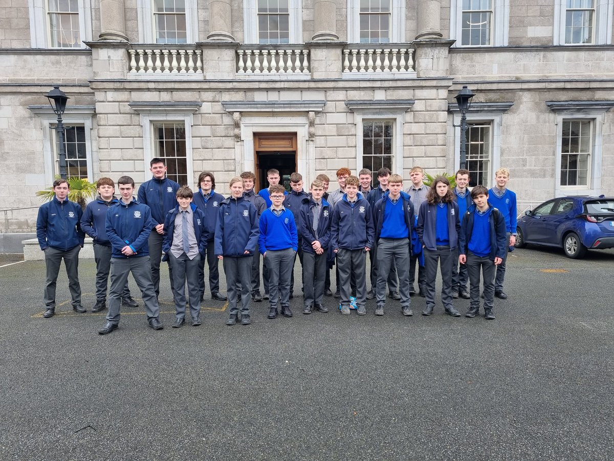 A huge thanks to @noonan_malcolm for inviting the @knockbegcollege Politics & Society L1 students & @GreenSchoolsIre Committee for a guided tour & talk in Leinster Hse this week. Gr8 also to bump into past pupil Sean McDonald on the day 🌍🌍 @Carlow_Co_Co @county_carlowEN