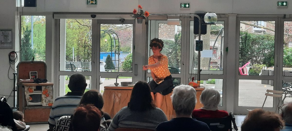 CompagnieLiria's tweet photo. [LA BEAUTE DU SOUVENIR #3]
Retour en images sur la journée spectacle du 5 Avril, à l'EHPAD Galignani à Corbeil-Essonnes !
C’est avec joie que nous avons accueilli la Cie Dé-Chaînée  pour "Tout Ira Bien", et “Ondes, What if...? Weissdorm et Erde“, une exposition de Violette Palasí https://t.co/WAUCMipsqE