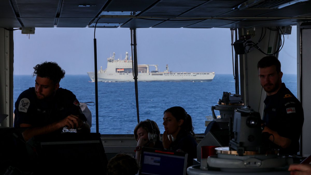 The @RoyalNavy ship @RFACardiganBay is sailing to the eastern Mediterranean🚢 This supports the @DefenceHQ & international effort to ensure more aid can reach Gaza @hmsdiamond provided an escort through the Red Sea, where she remains to defend against Houthi attacks on shipping