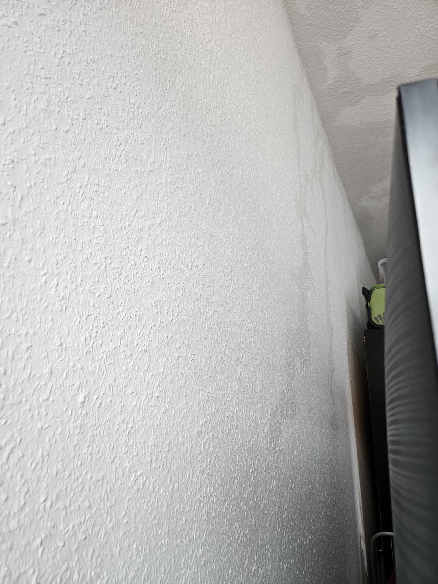 Da kommst du glücklich wie ein Honigkuchenpferd nach Hause, willst im Schlafzimmer das Fenster auf machen und wunderst dich über nasse Füße... 
Ja..😒
⬇️