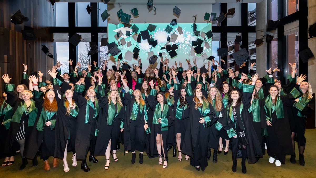 Die Hüte fliegen wieder! 🎓 Herzlichen Glückwunsch an unsere Absolventinnen und Absolventen der #FOMHochschule in Hamburg! [📷: Joy Kröger/FOM] #allessein #Absolventenfeier #StudiumnebendemBeruf