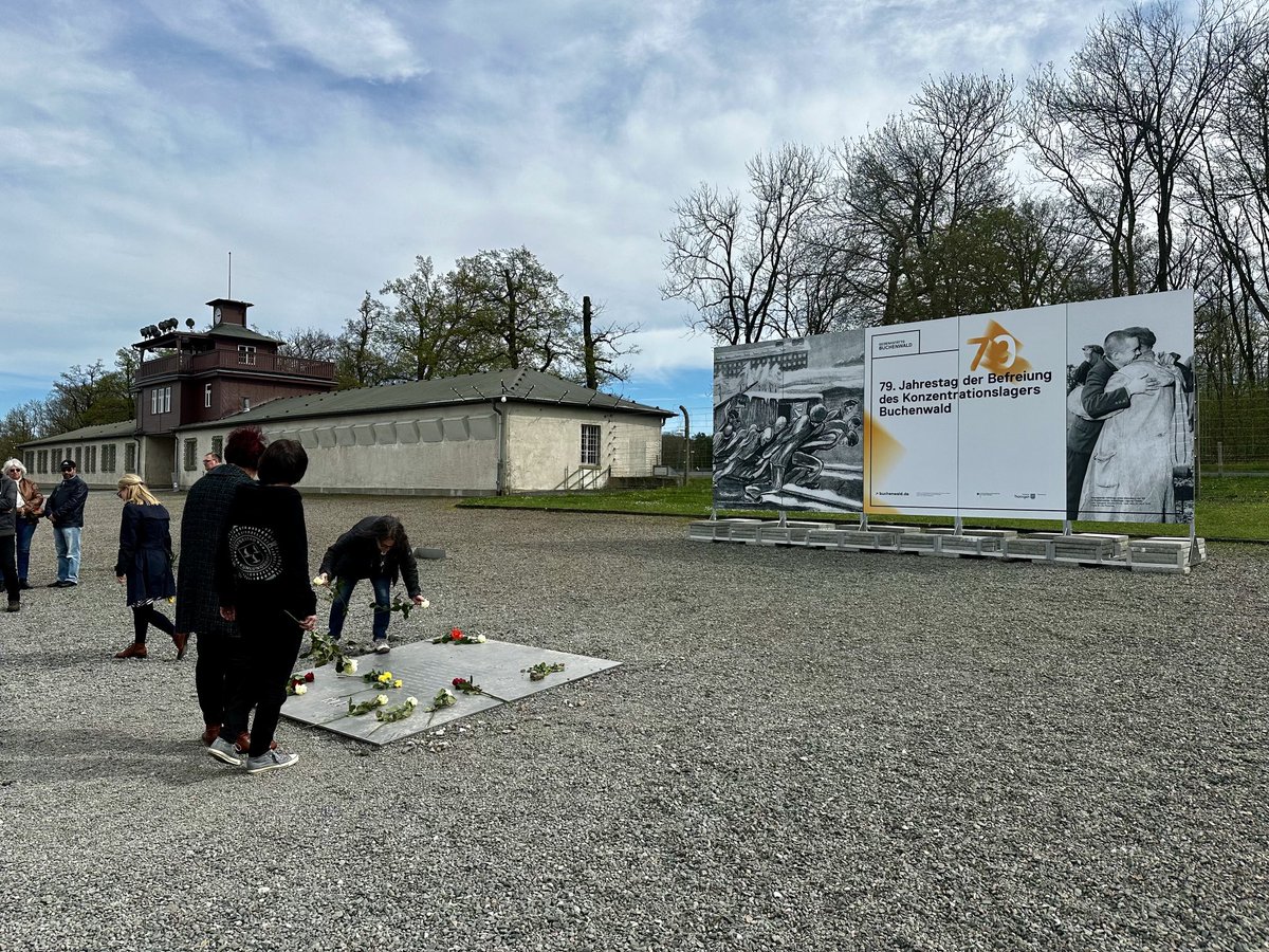 Soeben in der Gedenkstätte Buchenwald: Stilles Gedenken exakt 79 Jahre nach der Befreiung des Konzentrationslagers. Am kommenden Sonntag findet ab 13:30 Uhr die offizielle Gedenkveranstaltung statt.