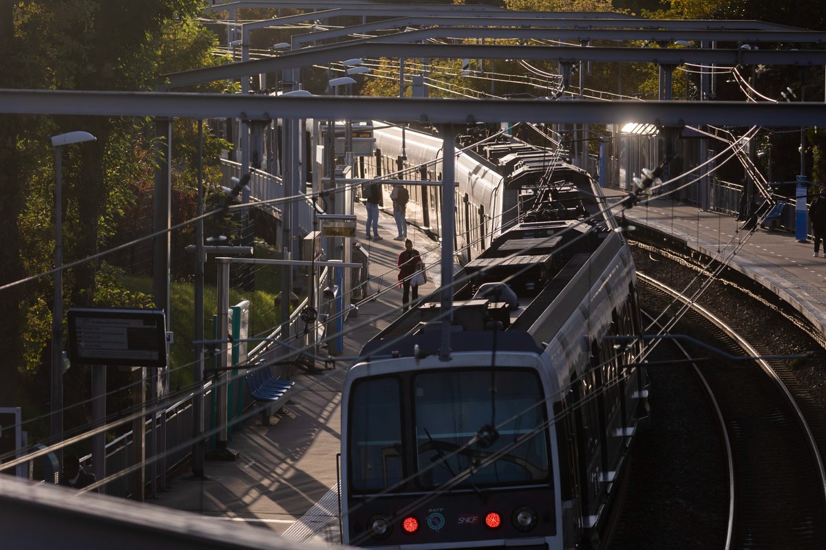 La police interpelle deux hommes dans le RER B, dont l'un avec une carabine non chargé france3-regions.francetvinfo.fr/paris-ile-de-f… #RERB #RER #SNCF #Villeparisis #SeineEtMarne