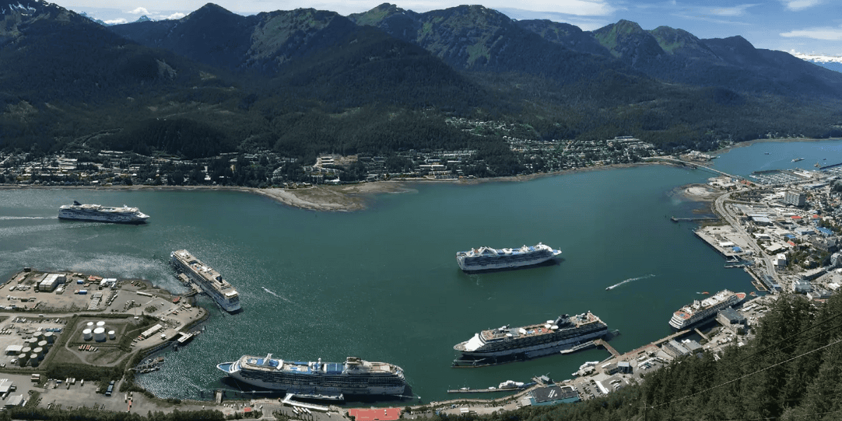 Juneau City caps daily cruise ships to five in 2024, aiming for sustainable tourism after 1.6M visitors in 2023. This initiative with CLIA seeks to balance tourism and resident quality of life. Read more in the new Maritime News available on MarineTraffic: marinetraffic.com/en/maritime-ne…