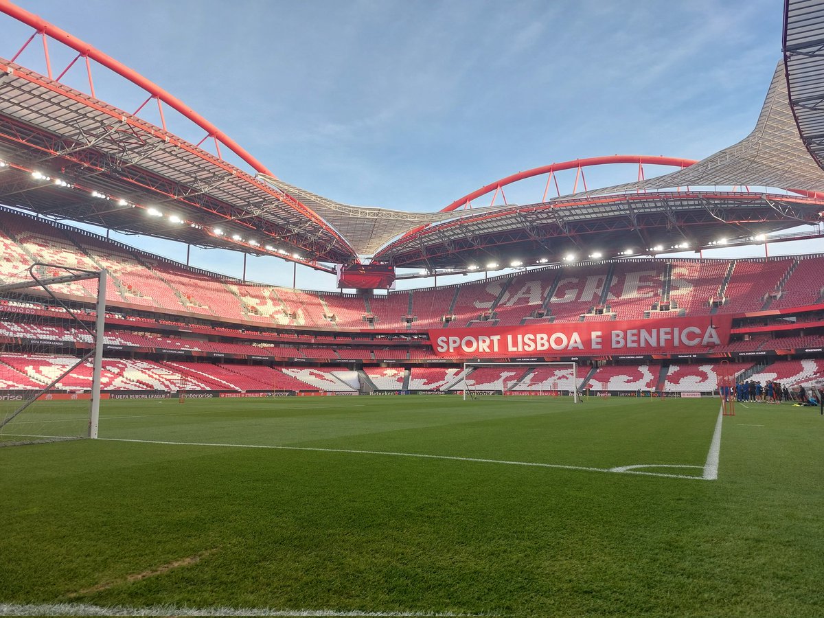 Salut la #TeamOM! Les 2 500 supporters de l'#OM seront finalement au stade de Luz ce soir pour Benfica-OM. Validation après l'annonce de l'autorisation de déplacement des supporters portugais à Marseille dans une semaine. Match dès 21h00 sur @bleuprovence @Mode55489648 @StatsOmp