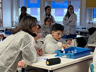 clgronsard87's tweet photo. Interventions auprès des CM2 du réseau Ronsard sur un projet SVT" du blé au pain dans notre assiette". Des observations microscopiques, sous l’oeil attentif de Carole Godard, Rectrice de l’académie de Limoges, ainsi que des manipulations diverses étaient au menu!
@aclimoges https://t.co/CXEKkxLEPw
