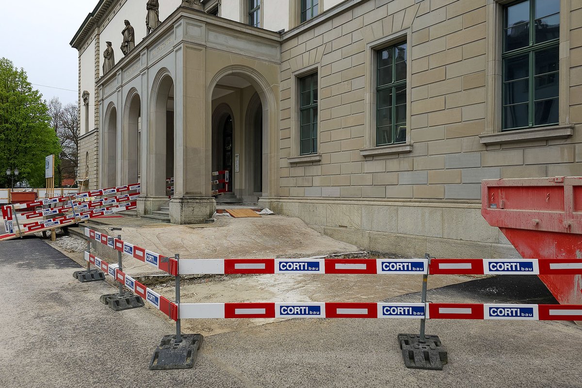 "Spatenstich" für die Neugestaltung des Eingangs des KMW Reinhart - Dr. Deuring + Oehninger AG deuringoehninger.ch/spatenstich_ne…