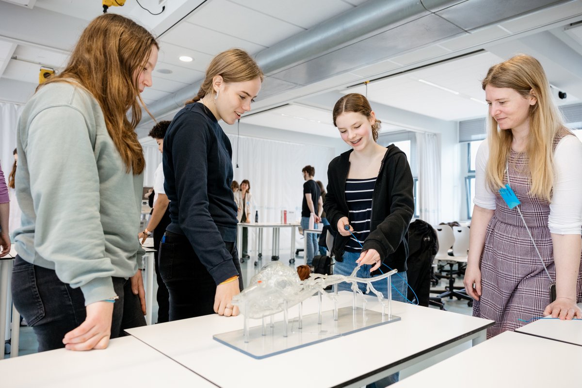 Today almost 80 girls aged 12-16 visited our faculty and @TUDelft_CT during #girlsday2024! They got to experience how valuable and fun a technical education can be #WomenInTech @VHTOnl