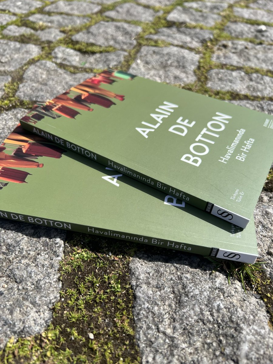 #HavalimanındaBirHafta 🛫 Alain de Botton, bu kez medeniyetimizin vitrini olarak gördüğü havalimanlarını keşfe çıkıyor. Havalimanında tahmin edilenden çok daha aydınlatıcı bir faliyet olduğunu, akıl dolu ve esprili bir yolla gösteriyor. Çeviri: Tülin Er #EverestYayınları…