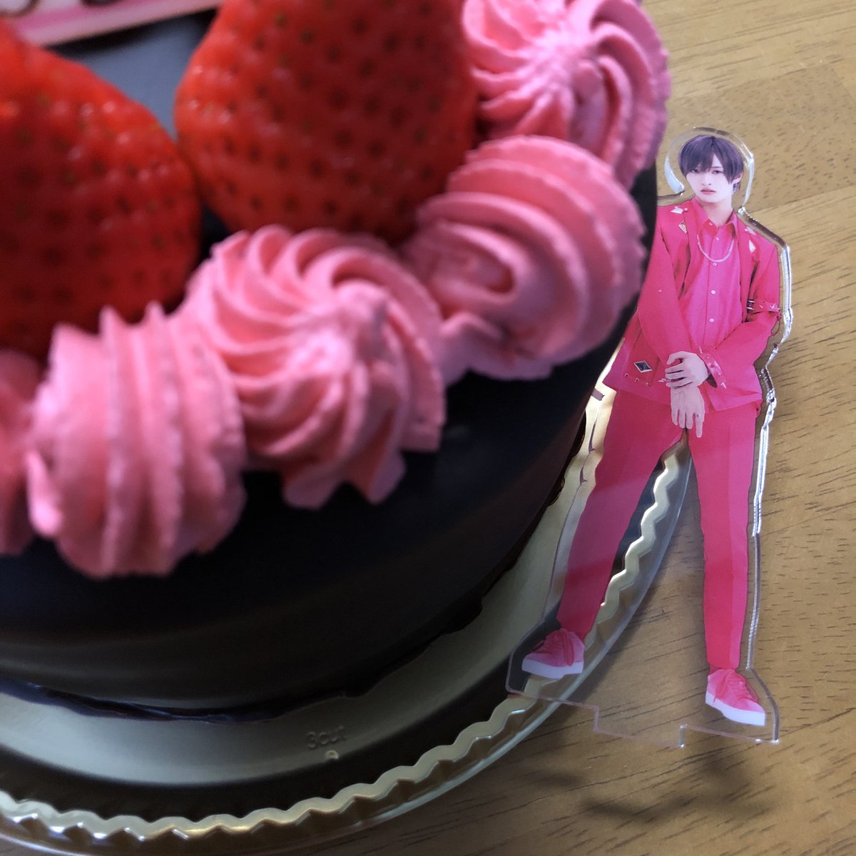 7arater0901's tweet photo. 本日レベルアップしました🎂

友だち、親族からLINEをもらって、
歳は増すけど覚えてくれてて、いくつになってもありがたいと思います🙏🏻

頼んでくれた🎂推しカラーケーキ🖤🩷
美味しかったよ✨ https://t.co/5m8TF6PDOG