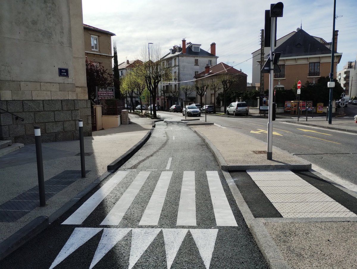 Quelques explications techniques : Les traversées piétonnes sur pistes cyclables ne sont pas gérées par 🚦 (faible crédibilité des 🚦). Nous avons choisi un marquage de traversée 'densifié', pour améliorer leur perception par les 🚴. Des îlots permettent le refuge des 👫🧑‍🦽