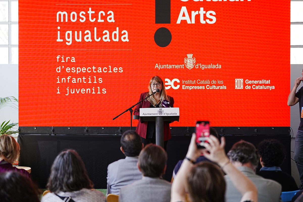 35 anys de la @mostraigualada! Feliç de poder ser, un any més, a La Llotja, amb els artistes, programadors i entitats que creeu el gran tresor de les arts escèniques, els espectacles infantils i juvenils. Nosaltres estimem aquest tresor i us acompanyarem sempre! Bona mostra!