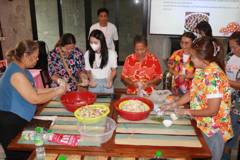 ร่วมกิจกรรมสมาชิกสัมพันธ์พรรค #ก้าวไกล อ.#บางปะอิน จ.#พระนครศรีอยุธยา ใน “การเมืองดี ปากท้องดี มีอาชีพ” พร้อม workshop เห็ดสร้างอาชีพ โดยทีมงาน #ก้าวไกลอยุธยา และ #ก้าวไกลอาสาทั่วอยุธยามีรอยยิ้ม ได้ทั้งความรู้ ทักษะอาชีพ และเห็ดอร่อยๆ กลับไปทานที่ #อ่างทอง อันหลังนี้ work สุด 55