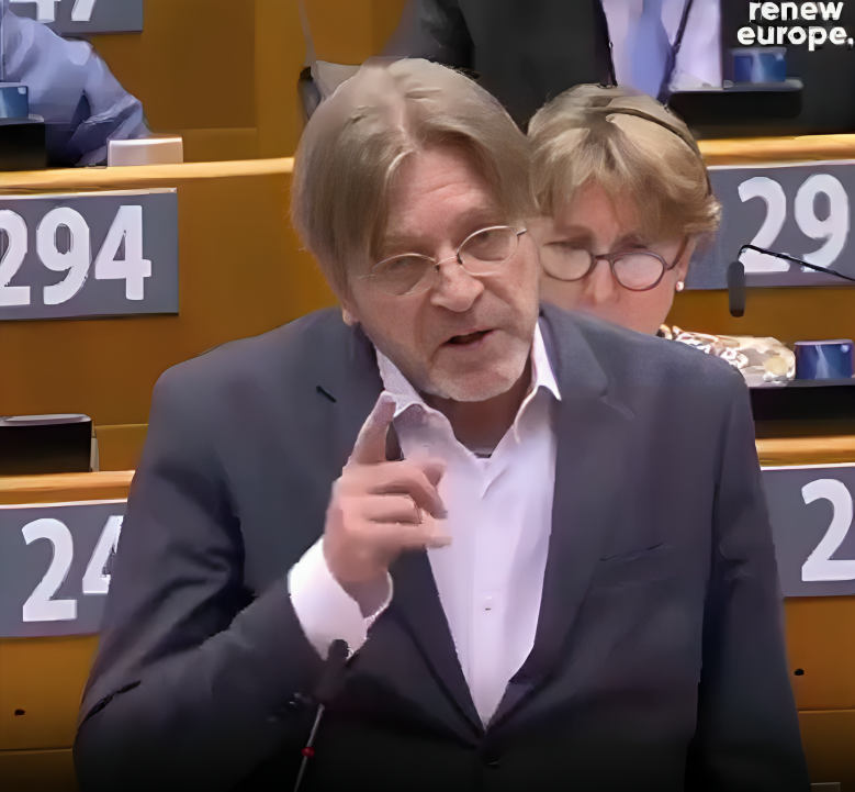 I wanna buy a pint of beer for this man🍻 Thank you, Mr. @guyverhofstadt, for a great speech to hand over Patriots for Ukraine!