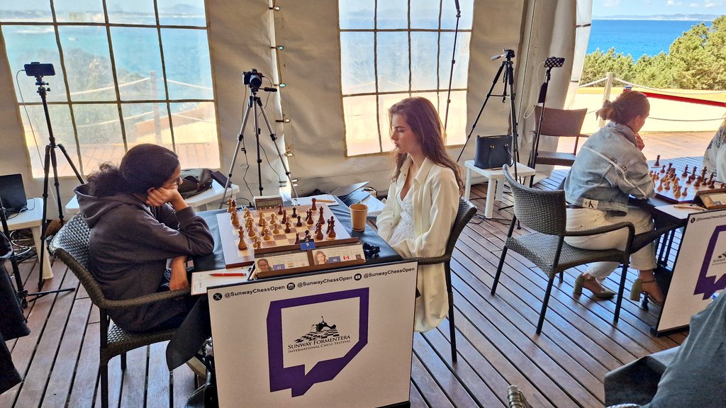 SunwayChessOpen's tweet image. 3rd round on its way at #SunwayFormentera. You can follow live on major platforms and on streamers&apos; channels.
#ChessInParadise