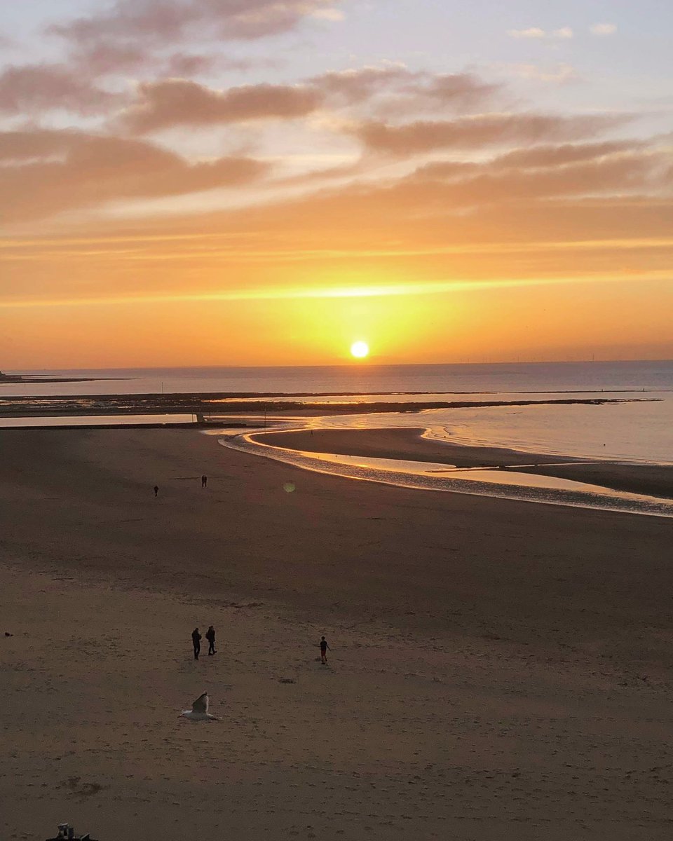 🌅 Experience some truly breathtaking and beautiful Margate sunsets from Sundowners Terrace with drinks and food that we serve well into the evening. This view never gets old! #theviewfromsundowners