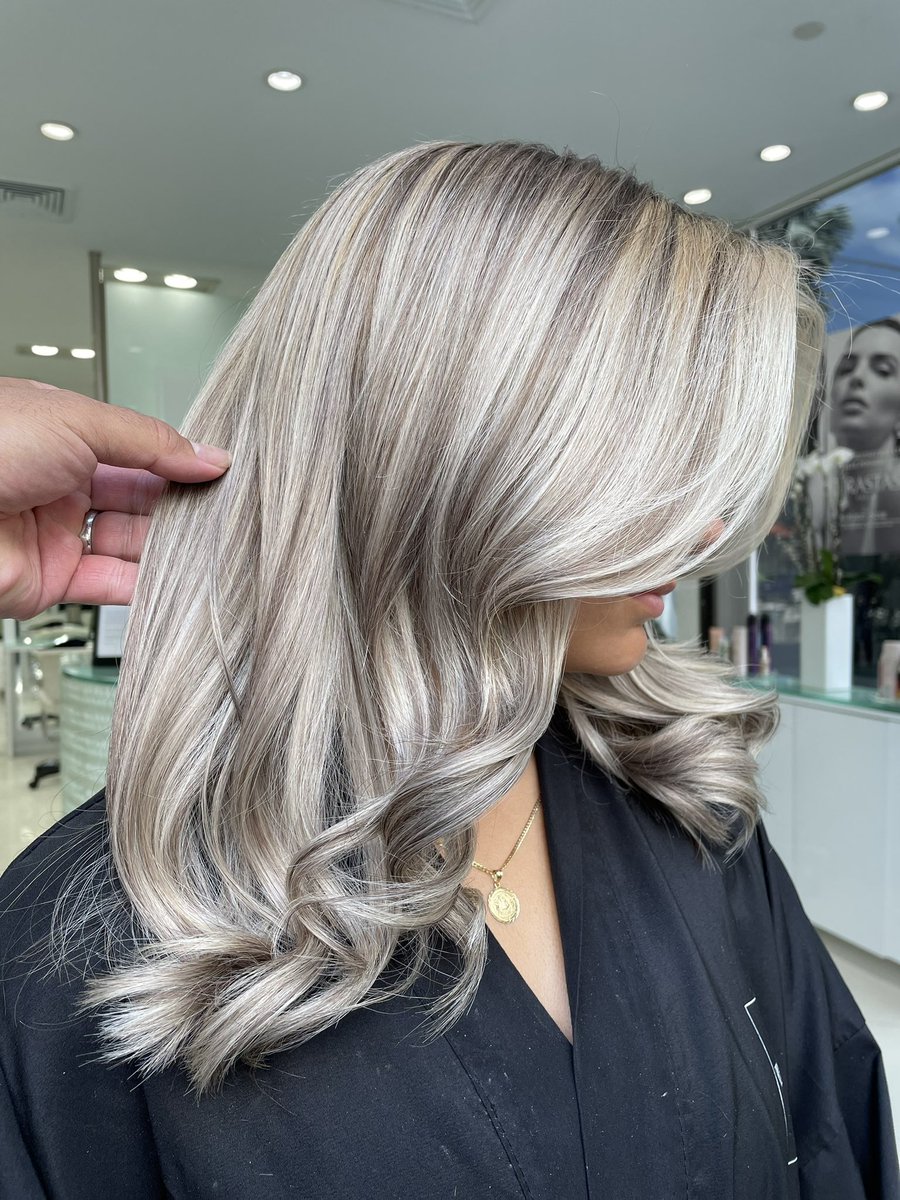 EpyJoel's tweet image. Blonde Affair!
#colorcorrection #EpyJoel
Hair color correction involves adjusting or restoring the color of hair that has been dyed incorrectly, unevenly, or undesirably. This process typically involves techniques such as color stripping, color balancing, or applying corrective…