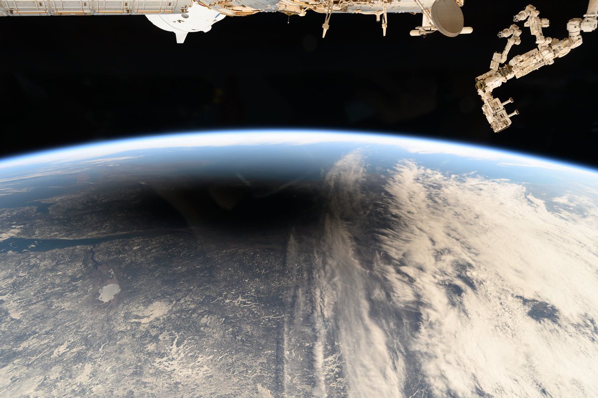 The total #Eclipse2024 of April 8, over Southern Quebec and North Eastern US, with the robotic “hand” of Canadarm2 on the right. Photo taken by astronauts from the International Space Station. We live in an incredible world! @OMM_Officiel @CalgaryRASC @csa_asc Credit: @NASA