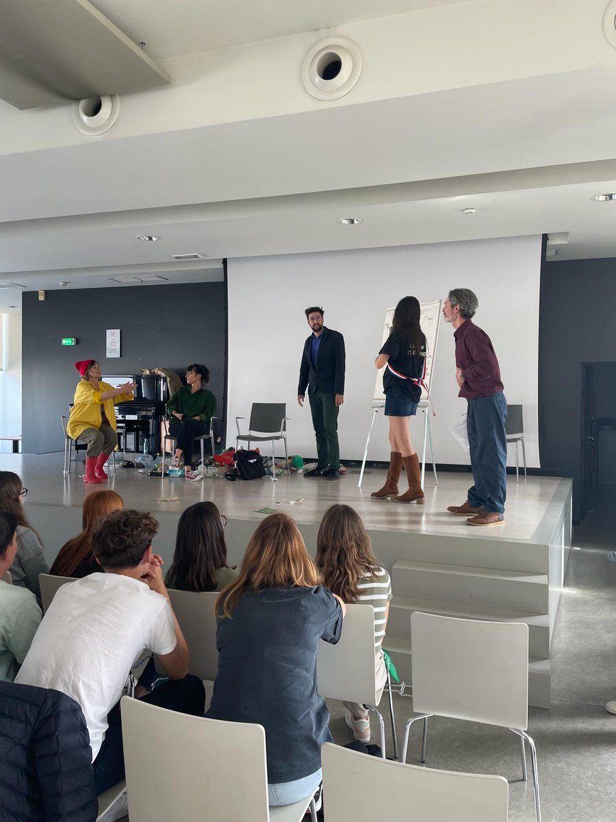 📍⛵Ca se passe en Nouvelle-Aquitane, en direct de <a href="/Eiffel_lycee/">Lycée Gustave Eiffel bordeaux</a> à Bordeaux
☀️Les éco-délégué·es de la région <a href="/NvelleAquitaine/">Nouvelle-Aquitaine</a> représentant·es des Conseil de Vie Lycéenne (CVL), Collégienne (CVC) &amp; du Conseil Régional des jeunes sont réuni·es dans le cadre du débat, cet