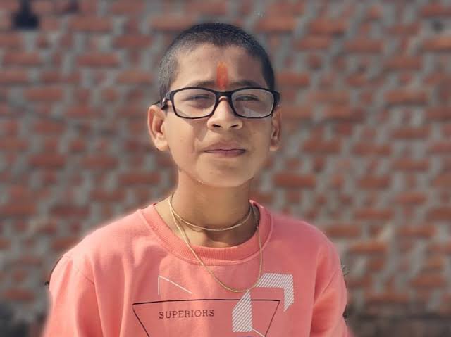 हर्ष पाठक की चाकुओं से गोदकर निर्मम हत्या। बेरहमी से कई वार कर की गई हत्या। 15 साल की उम्र में तुलसी की माला और तिलक लगाए इस मासूम की हत्या बेहद दुःखद। इस मासूम का क्या कसूर? दिल दहला देने वाली घटना MP के सागर की।