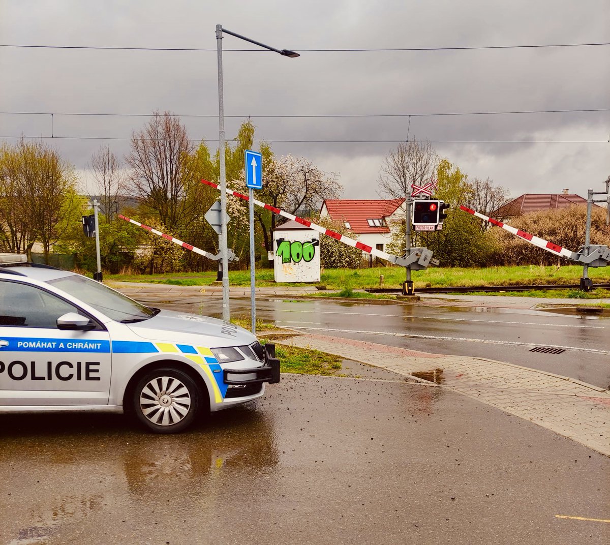 I v Plzeňském kraji se policisté věnují místům v okolí železnic. Nezaměřují se pouze na případy protiprávního jednání, ale i na preventivní působení. Výjimkou nejsou ani kontroly osob, při kterých např. zjišťují, zda cizinci pobývají na území ČR legálně. #policieplk