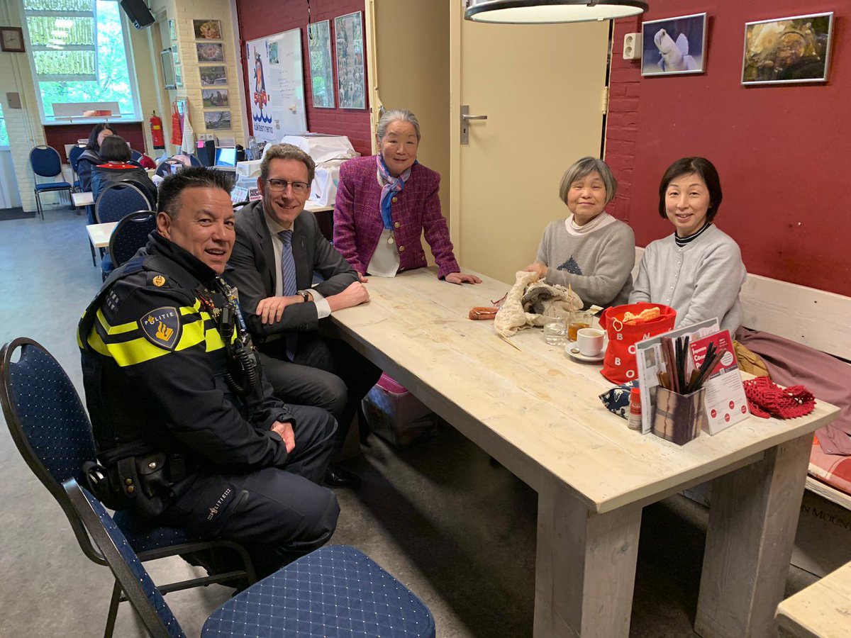 Met wijkagent Han Tsai een rondje Oude Dorp en Bovenkerk in <a href="/Gem_Amstelveen/">Gemeente Amstelveen</a> gedaan. Verschillende ondernemers en bewoners gesproken. Ook een bezoek gebracht aan Japans Theehuis in Nemo. Thee gedronken en gesproken met mw Emiko Kannan.