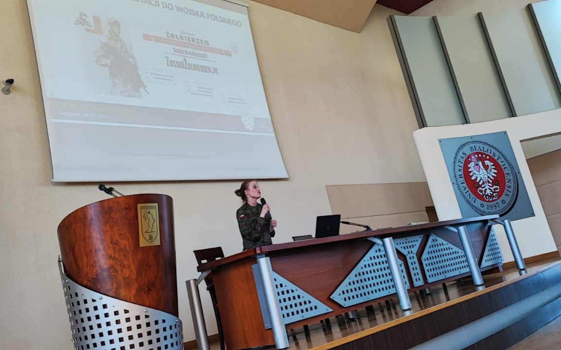 WCR_Bialystok's tweet photo. Porucznik Edyta Łuczaj-Rząca z #WCRBiałystok wygłosiła wykład dotyczący ochotniczych form służby wojskowej w ramach 👉
"Bezpieczeństwo i Prawo! -I Forum Mundurowe" Wydział Prawa #UwB‼️
Wsparcie zapewniły mobilne punkty promocyjno-informacyjne z #WCRBiałystok, #1PBOT i #18PR https://t.co/xOJZG0LLdz