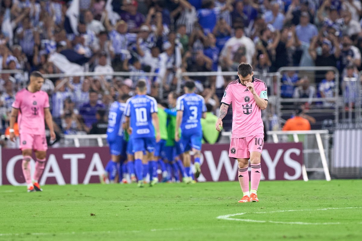 50segismundoo's tweet photo. jaja nunca pense ver una imagen de monterrey atras festejando y messi agachado.

Como en Anfield
Como en Roma
Como en el Bernabeu. https://t.co/T6XREzHZiC
