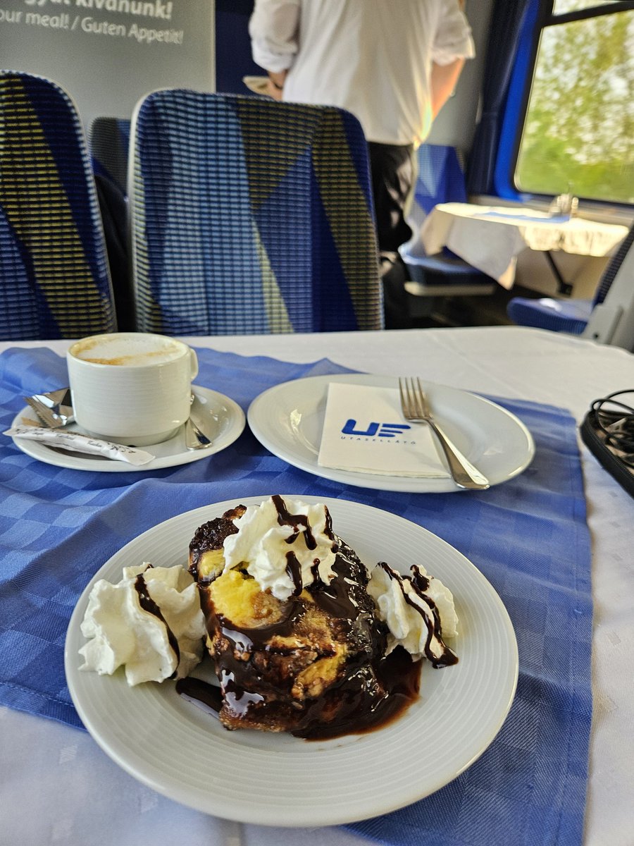 Heute mal ungarisches <a href="/_DiningCar/">🐘 @Diningcar@rail.chat</a> , Somloi Galuska (Schomlauer Nockerl) machen Laufleistung...  #mavstart <a href="/unsereOEBB/">ÖBB</a> #Bahnliebe #Schlagobersliebe