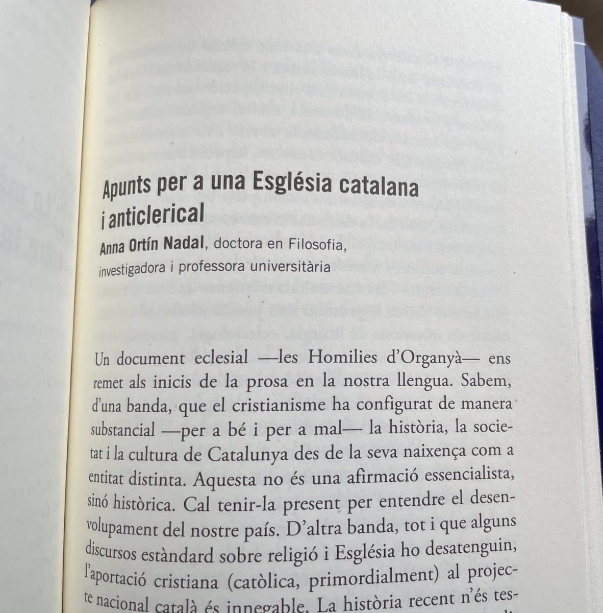 En aquest llibre esplèndid d’@angleeditorial i sota l’edició de les @matriotes, hi trobareu un assaig sobre Església catalana. El clericalisme (conservador o progressista) és culturalment desarrelador i és, sobretot, inacceptable en un país lliure, feminista i democràtic.