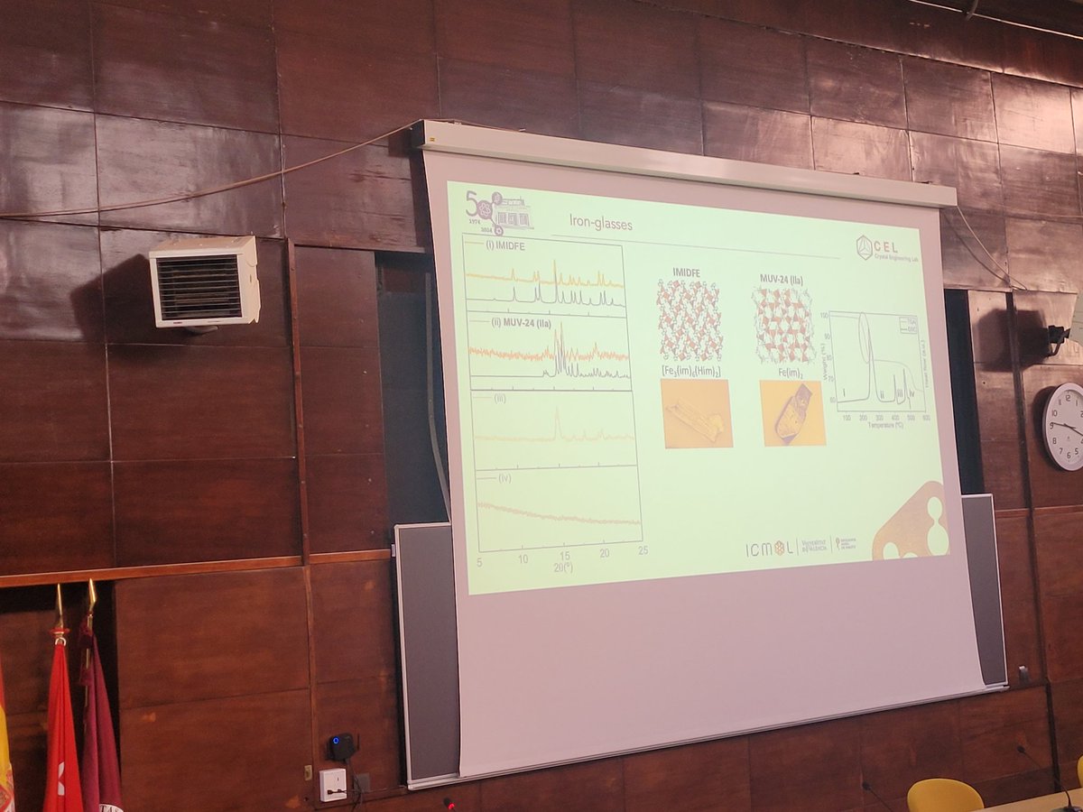 The afternoon session starts with the conference of Guillermo Mínguez de @ICMol_UV 'Solvent-free synthesis of metal-organic frameworks' @quimicasUCM