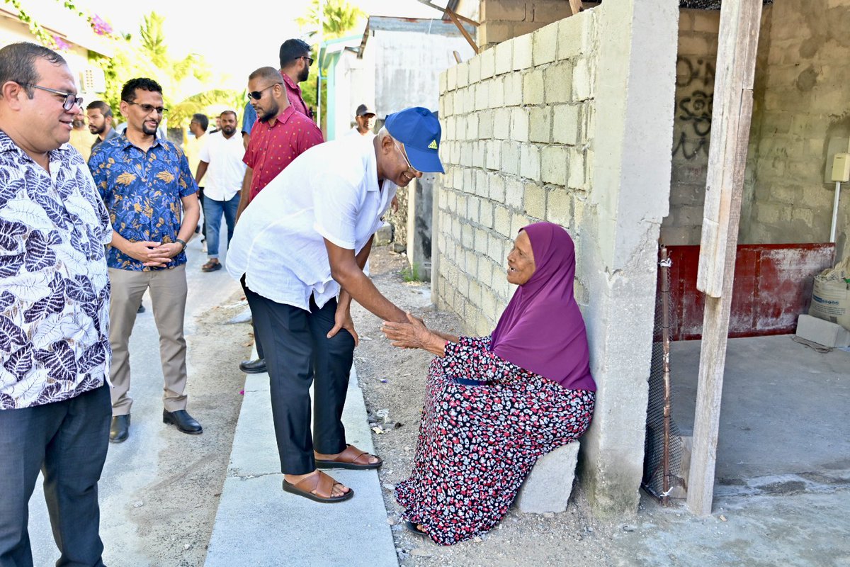 MDPSecretariat's tweet photo. މަޖިލިސް20 އައްޑޫ ސިޓީގެ ހިތަދޫ އުތުރު ދާއިރާއަށް ވާދަކުރައްވާ މިޕާޓީގެ ކެންޑިޑޭޓް، ރައްޔިތުން މަޖިލީހުގެ ރައީސް @aslamDP އަށް ތާއީދު ހޯއްދެވުމަށް މިޕާޓީގެ ލީޑަރޝިޕްގެ ބޭފުޅުން އެދާއިރާގެ ރައްޔިތުންގެ ގާތަށް ދޮރުން ދޮރަށް ހިންގެވުން.

މިސްރާބު ހަމަ މަގަށް އެޅުވުމަށް ހިތަދޫ އުތުރު ދާއިރާއަށް ވާދަކުރައްވާ އެމްޑީޕީގެ ކެންޑިޑޭޓް މުޙައްމަދު އަސްލަމް 3️⃣✅ އަށް ވޯޓު ދެއްވާ!  ⚖️ 

    #VoteMDP
    #MisraabuHamaMagah