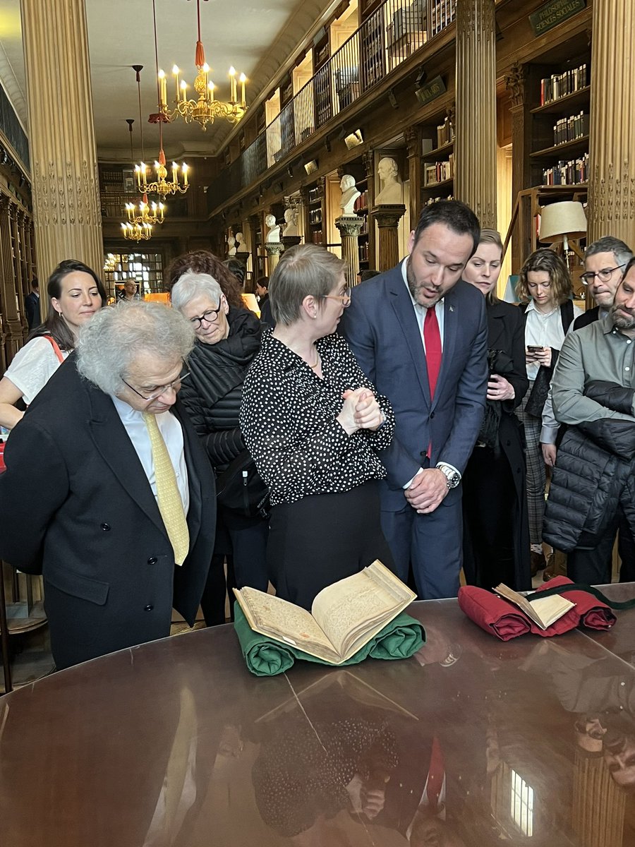 Merci à Amin Maalouf, secrétaire perpétuel et à Dany Laferrière d’avoir accueilli la délégation du Québec à l'Académie Française, en présence de Mathieu Lacombe, ministre de la Culture du @GouvQc. À l’occasion du @festival_livre 📚12, 13 et 14 avril au Grand Palais Éphémère.